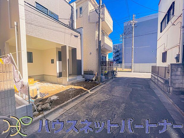 前面道路の日当たりの良い明るいお家。