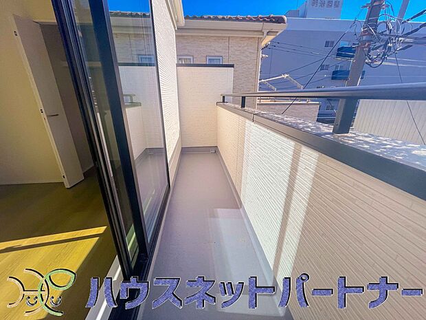 バルコニーから差し込む陽光・通風は、住環境・快適性と共に有り続ける貴重な「財産」です。この新築戸建に住まう事で手に入れるものは、きっと日常にとっても貴重な存在となるはずです。