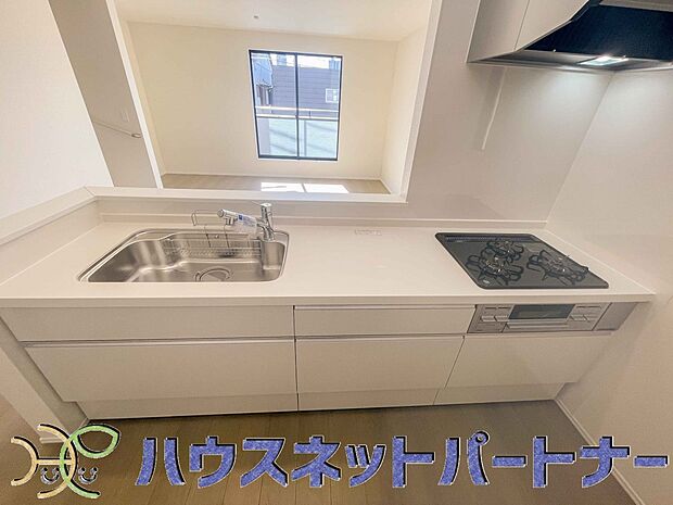 明るく開放的なオープンキッチン。家族とのコミュニケーションが取りやすく、みんなの笑顔が溢れます。