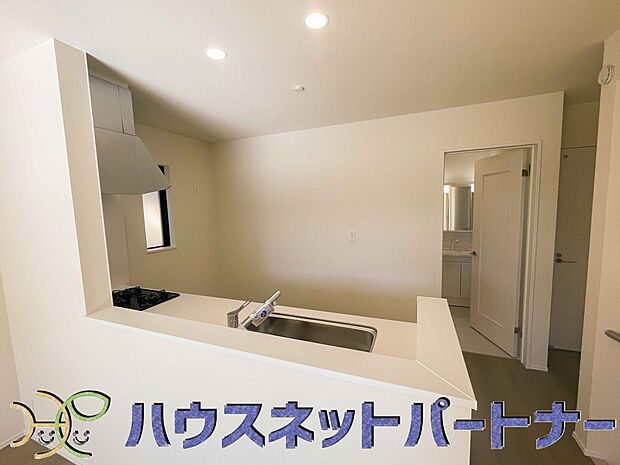 忙しい朝でも家族揃って食事をして頂ける、ゆとりある大きさのダイニングスペース。奥様の手料理をカウンター越しに受けとって頂き、テーブルで囲む素敵な時間を存分にお愉しみ下さい。