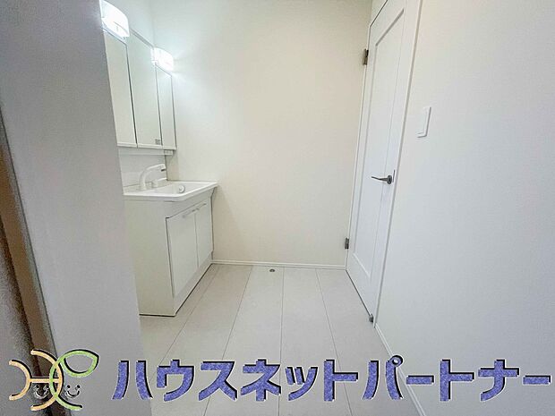 広い脱衣所、洗面台も大きなサイズを設置。建売では見ない広さと解放感。