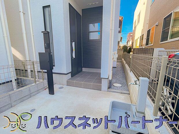 玄関前に季節のお花を置いて可愛く演出してみてはいかがですか。楽しいお家造りが待っています。