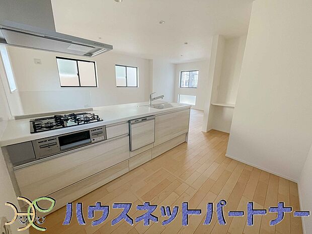 三口コンロで料理の幅を拡げてくれる使いやすいシステムキッチンを採用。洗い場も大きいので野菜や食器を洗ったりする際にも捗り、奥様の強い味方となってくれるはずです。