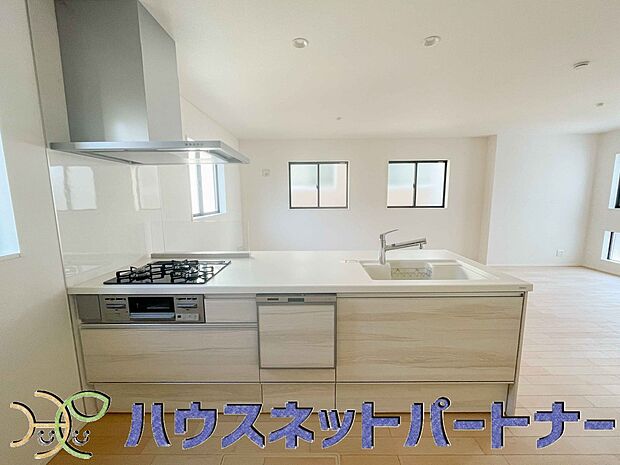 ビルトイン食器洗乾燥機完備。家事のお手伝いをしてくれる奥様の味方です。食器を洗っている間にお掃除など、様々なシーンで家事の時短に役立つ食洗機。省スペースのビルトインタイプを採用致しました。