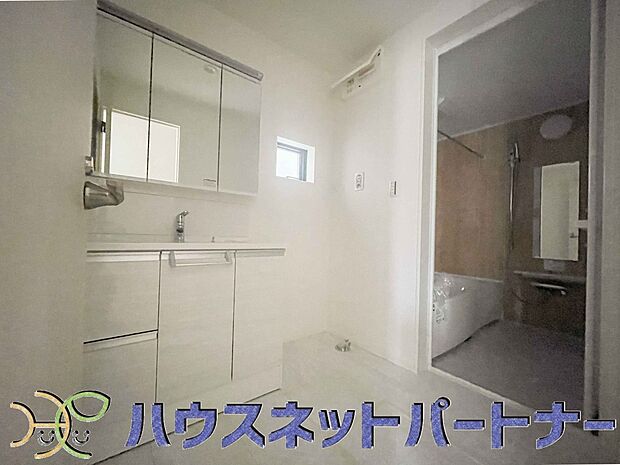 大きく見やすい三面鏡で清潔感ある洗面台は、身だしなみチェックや肌のお手入れに最適です。何かと物が増える場所だからこそ、スッキリと見映えの良い空間に拵えました。