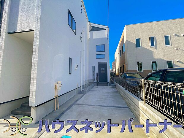 通勤や家族の送迎など、毎日の生活にマイカーが欠かせない方にとって駐車場は大事な条件。敷地内にカースペースがあれば、お出かけやお買い物の際の搬入出もらくらくです。