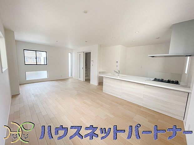 リビングは、食事スペースと寛げる場所設けてもまだ余裕の広さ。明るい光が照らしてくれます。