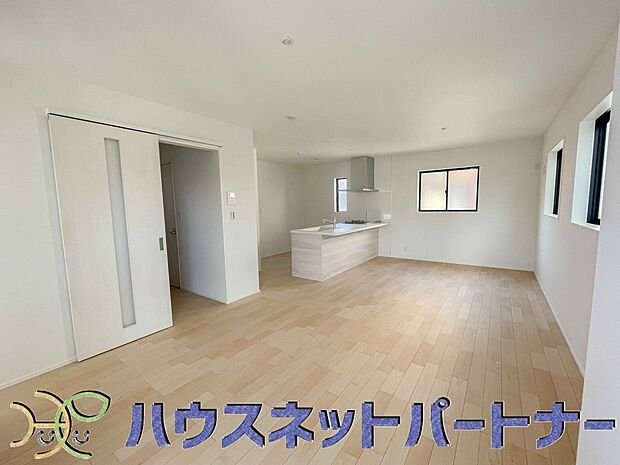 明るく開放的なダイニング。家族とのコミュニケーションが取りやすく、みんなの笑顔が溢れます。