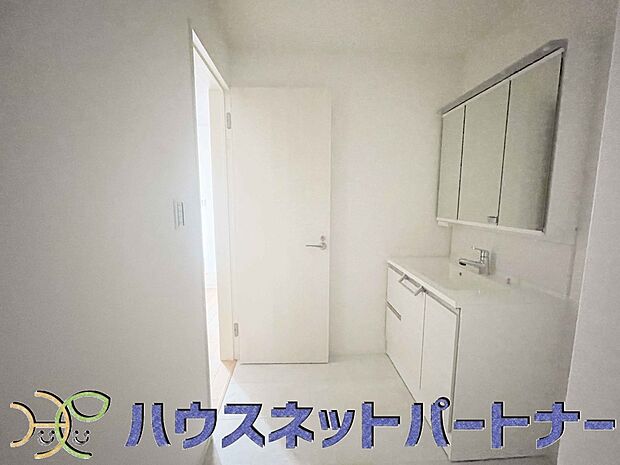 毎日使う洗濯機。しっかりと奥行きのある置き場が確保されています。