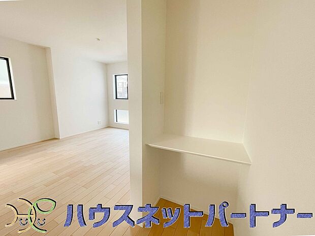 キッチンカウンター横にもうれしい収納棚を設置しました。