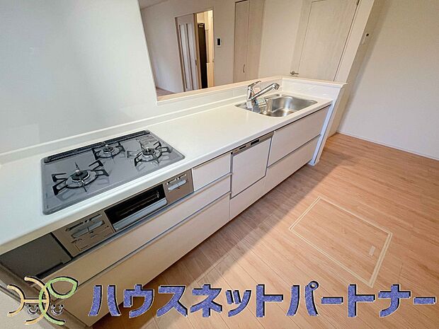 三口コンロで料理の幅を拡げてくれる使いやすいシステムキッチンを採用。洗い場も大きいので野菜や食器を洗ったりする際にも捗り、奥様の強い味方となってくれるはずです。