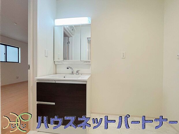 洗面室のある脱衣所は広々。脱いだお洋服をそのままお洗濯。