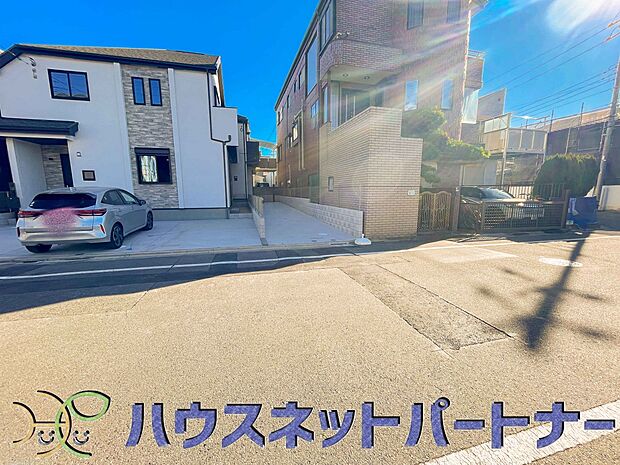 前面道路の日当たりの良い明るいお家。