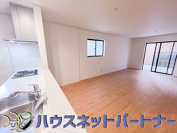 キッチン吊戸棚を無くす事によって、コミュニケーションを重視した設計に致しました。区画によって変わる一体感を、実際にご覧になって頂けましたらと思います。