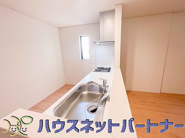 家族の様子を見ながらキッチンでお料理。一日の出来事を会話しながらの家事は嬉しいコミュニケーション。