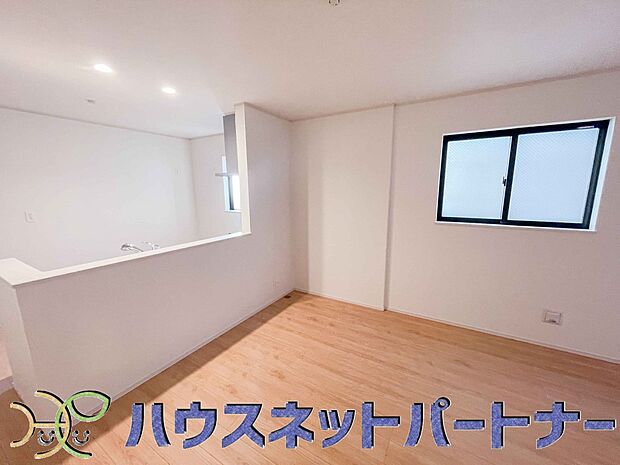 カウンターキッチンなら、リビングで遊ぶ子供の様子を見ながら料理ができるので安心です。料理を運んでもらったり、子供にお手伝いしてもらいやすいのもいいですね。