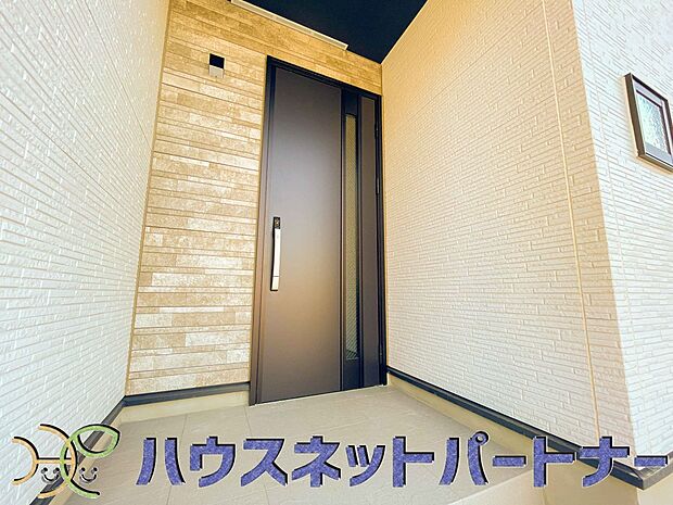 玄関の扉を開けると家族の待つお家。幸せを感じる瞬間です。