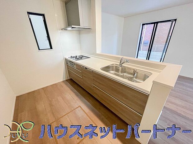 木目調のキッチンは落ち着いた雰囲気で収納もたくさん。嬉しい食洗器付です。汚れも目立ちません。