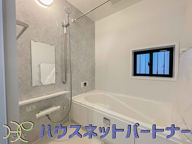 明るい作りの浴室は心も体もリフレッシュさせてくれます。窓もあるので湿気を外へ逃がすことも出来ます。