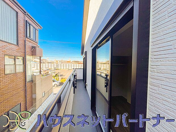 青い空が近くに感じるバルコニーは、爽やかな風をお部屋へ運んでくれます。