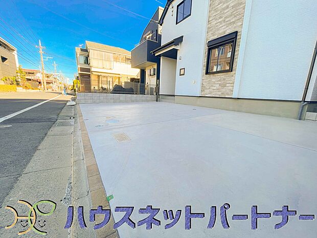 玄関横に駐車場なのでお買い物をした後は楽にお家へ。沢山お買物した時は助かりますね。
