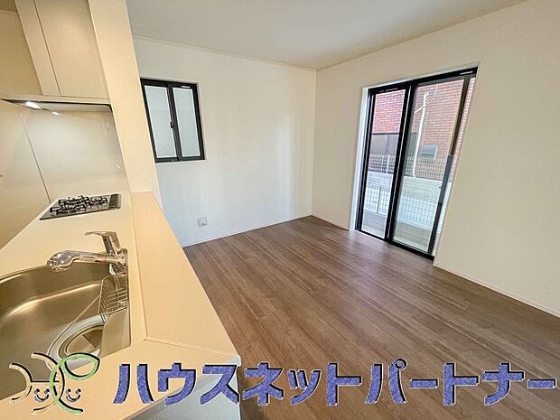 キッチン吊戸棚を無くす事によって、コミュニケーションを重視した設計に致しました。区画によって変わる一体感を、実際にご覧になって頂けましたらと思います。