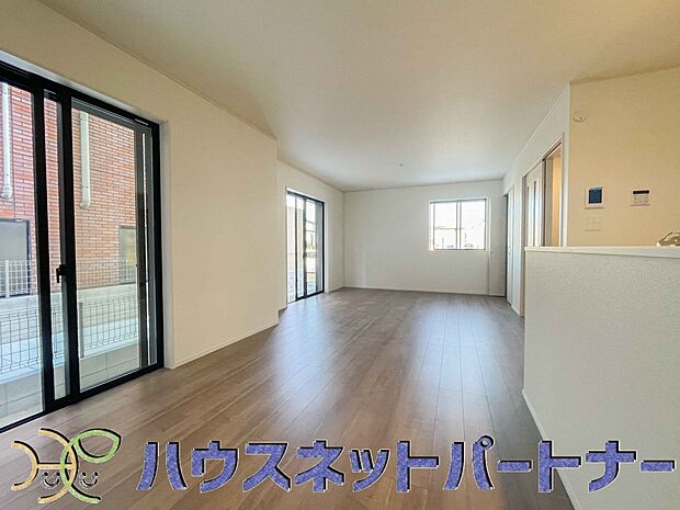 明るく開放的なダイニング。家族とのコミュニケーションが取りやすく、みんなの笑顔が溢れます