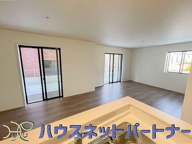 キッチン吊戸棚を無くす事によって、コミュニケーションを重視した設計に致しました。区画によって変わる一体感を、実際にご覧になって頂けましたらと思います。