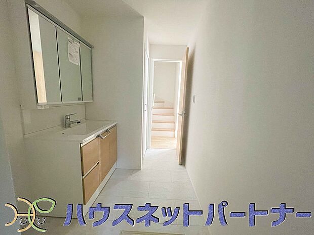 美しく洗練された空間に演出しました。顔を洗って一日が始まり、歯を磨いて一日が終わる。洗面化粧台にそんな思いを込めて造り込みました。