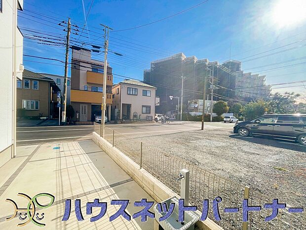 前面道路の日当たりの良い明るいお家。