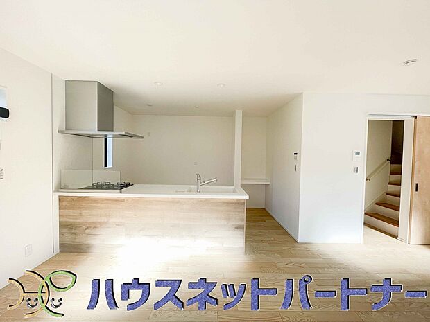 キッチン吊戸棚を無くす事によって、コミュニケーションを重視した設計に致しました。区画によって変わる一体感を、実際にご覧になって頂けましたらと思います。 