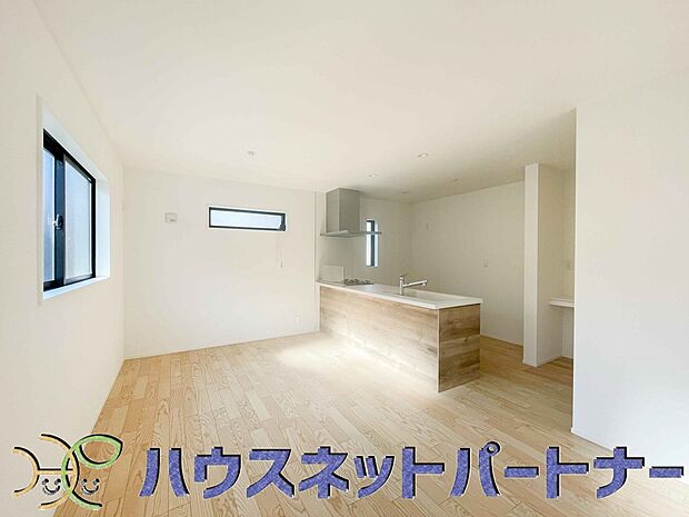 カウンターキッチンなら、リビングで遊ぶ子供の様子を見ながら料理ができるので安心です。料理を運んでもらったり、子供にお手伝いしてもらいやすいのもいいですね♪