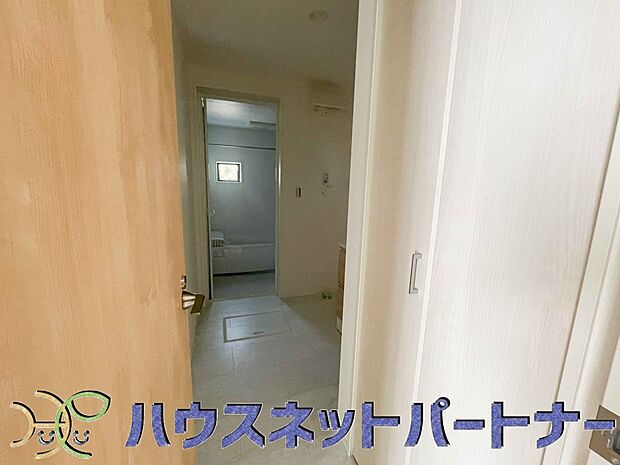 洗面室のある脱衣所は広々。脱いだお洋服をそのままお洗濯。