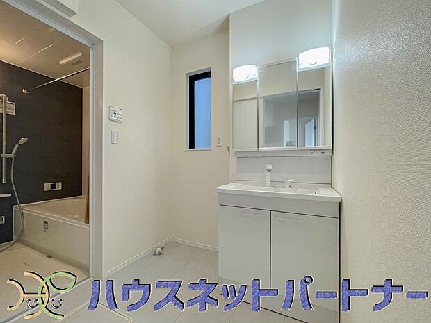 洗面室のある脱衣所は広々。脱いだお洋服をそのままお洗濯。