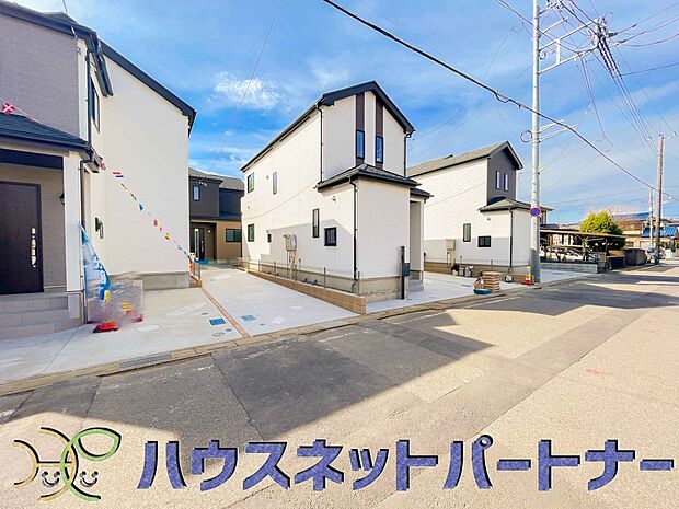 前面道路でお車を駐車するのも楽々。