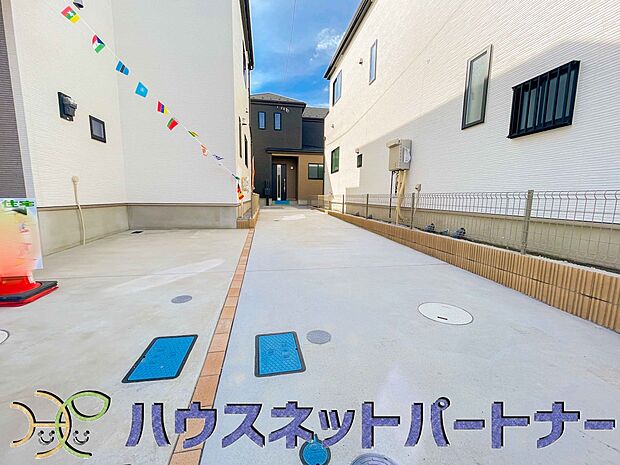 戸建ての購入を検討することになったきっかけに「駐車場を持てること」を挙げる方が多くいらっしゃいます。駐車場代金を支払続ける必要がないことは、駐車場付き戸建を持つ最大のメリットです。