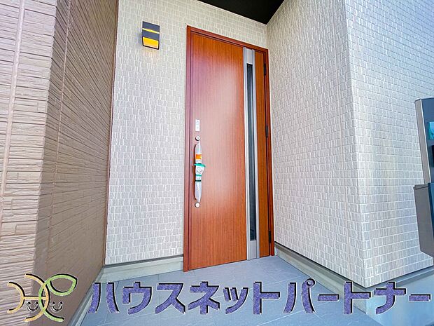 玄関の扉を開けると家族の待つお家。幸せを感じる瞬間です。