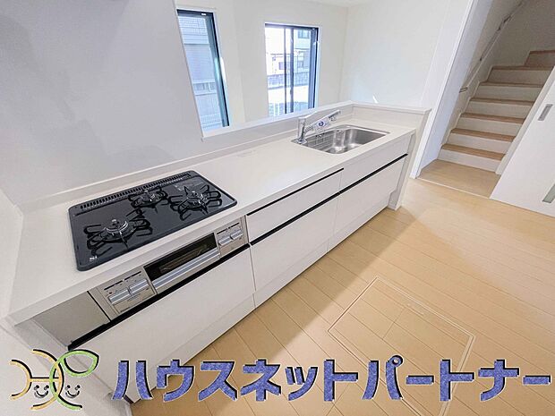 三口コンロで料理の幅を拡げてくれる使いやすいシステムキッチンを採用。洗い場も大きいので野菜や食器を洗ったりする際にも捗り、奥様の強い味方となってくれるはずです。