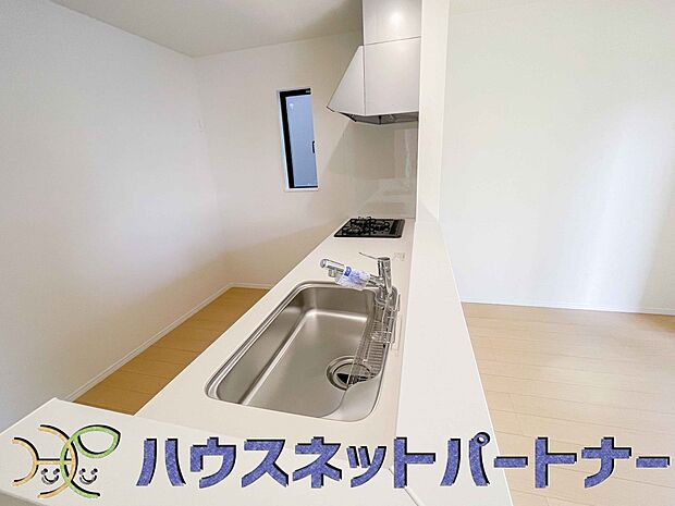 キッチン吊戸棚を無くす事によって、コミュニケーションを重視した設計に致しました。区画によって変わる一体感を、実際にご覧になって頂けましたらと思います。 