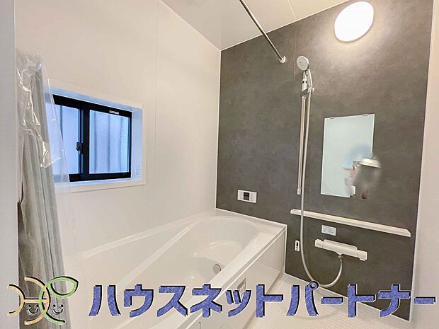 冬場にはヒヤッとしないように暖房機能、梅雨の時期には乾燥等、機能的で清潔感溢れる浴室。快適・清潔な空間で心も体もオフになる時間を楽しむことが可能です。