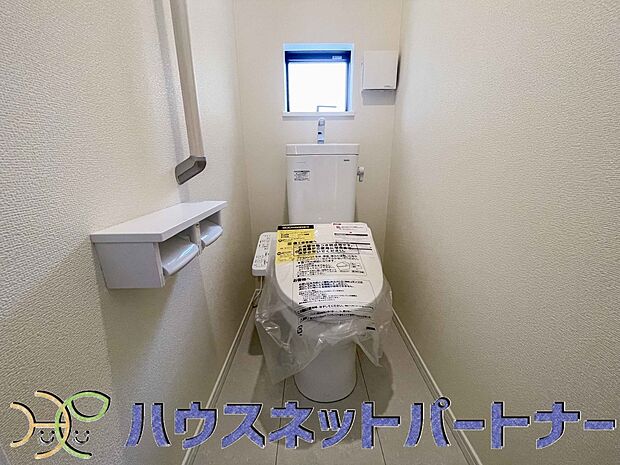 小窓を設置する事により明るく、通気性の良いトイレとなっております。中はゆとりのある大きさを確保しておりますので、ゆったりとお使い頂けます。