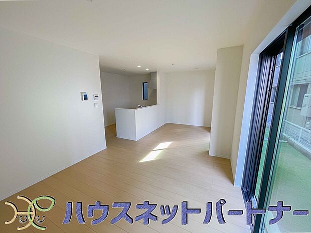 リビングは、食事スペースと寛げる場所設けてもまだ余裕の広さ。明るい光が照らしてくれます。