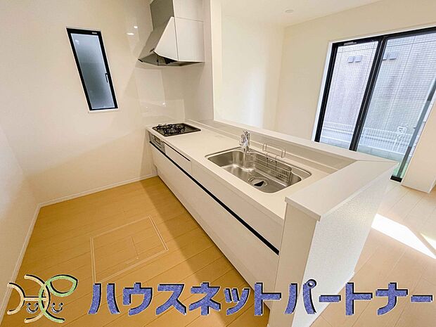 カウンターキッチンなら、リビングで遊ぶ子供の様子を見ながら料理ができるので安心です。料理を運んでもらったり、子供にお手伝いしてもらいやすいのもいいですね♪