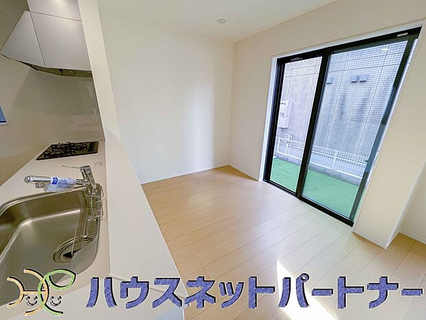 家族の様子を見ながらキッチンでお料理。一日の出来事を会話しながらの家事は嬉しいコミュニケーション。