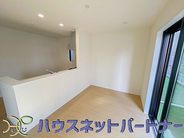 キッチンカウンターがあると配膳が楽なことがメリットの一つ。後片付けをするときも、ダイニングテーブルからあまり動かずに流し台へ運ぶことができるので便利です♪