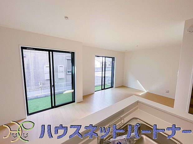 キッチン吊戸棚を無くす事によって、コミュニケーションを重視した設計に致しました。区画によって変わる一体感を、実際にご覧になって頂けましたらと思います。 