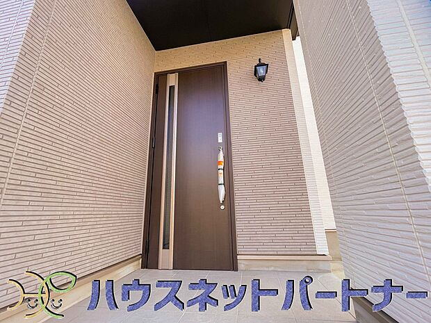 玄関の扉を開けると家族の待つお家。幸せを感じる瞬間です。
