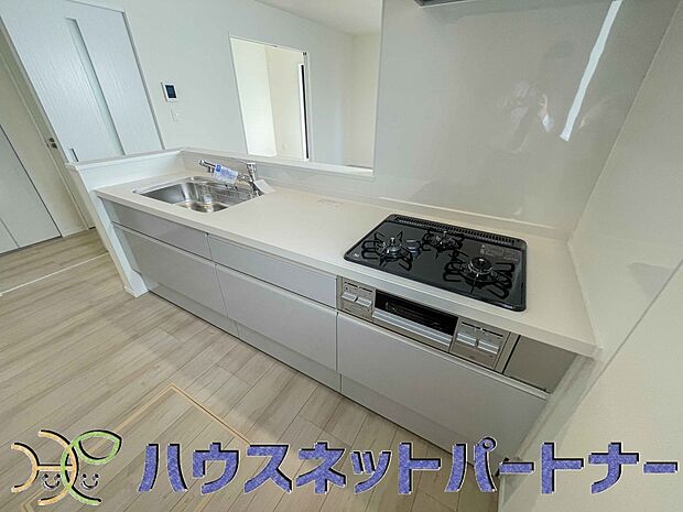 三口コンロで料理の幅を拡げてくれる使いやすいシステムキッチンを採用。洗い場も大きいので野菜や食器を洗ったりする際にも捗り、奥様の強い味方となってくれるはずです。