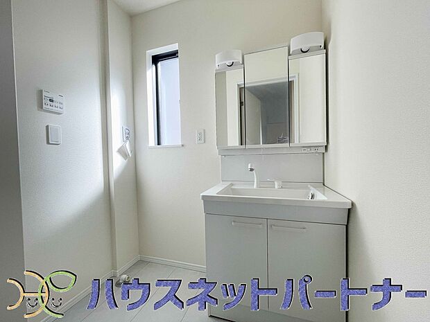 十分な大きさの洗面台は、身だしなみチェックや歯磨きなど、朝の慌ただしい時間でもホテルライクなスペースで余裕とゆとりを感じて頂けます。