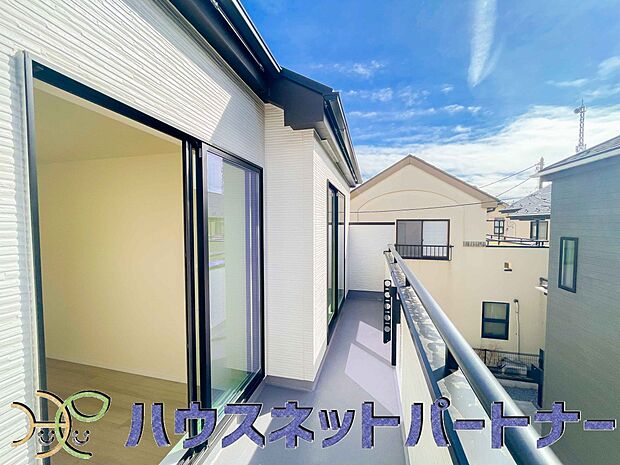 青い空が近くに感じるバルコニーは、爽やかな風をお部屋へ運んでくれます。